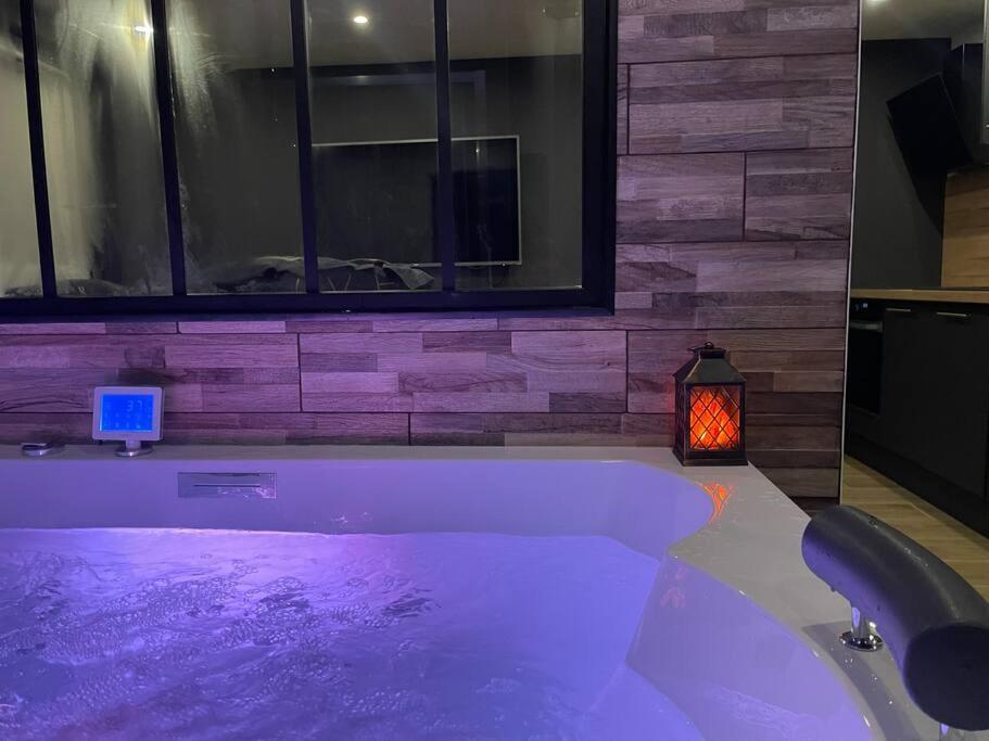 Charmante Residence De Tourisme Avec Jacuzzi Crecy-la-Chapelle Exterior foto